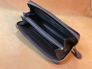 トカゲ革ラウンドファスナー財布