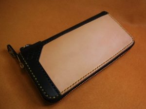 ラウンドファスナー財布（ヘビ革）