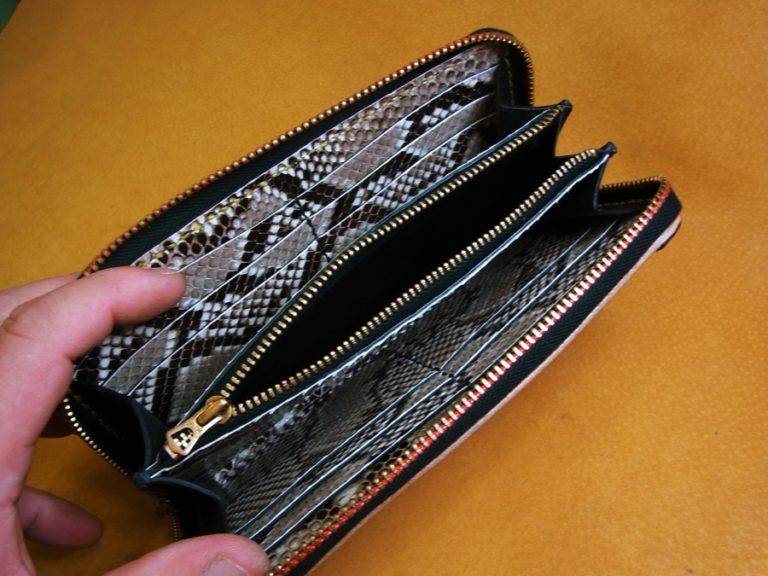 ラウンドファスナー財布(ヘビ革)