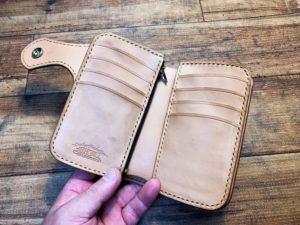 ミドルサイズの2つ折革財布